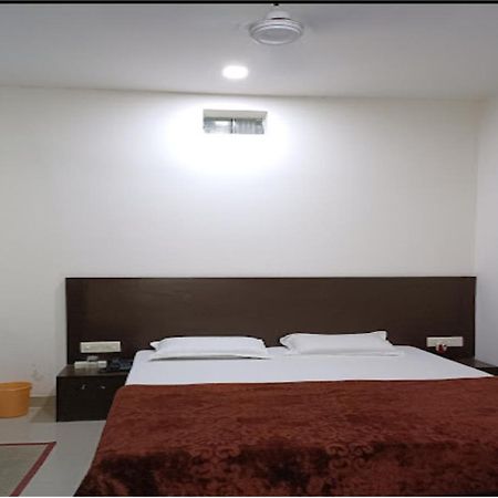 Supreme Guest House By Wb Inn Агра Екстер'єр фото