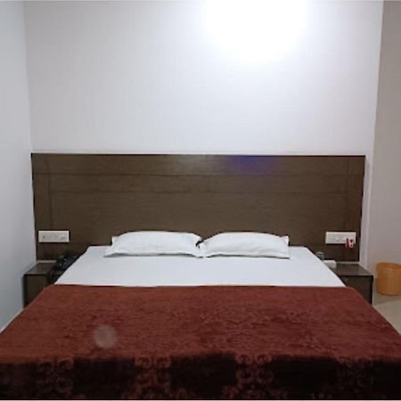 Supreme Guest House By Wb Inn Агра Екстер'єр фото
