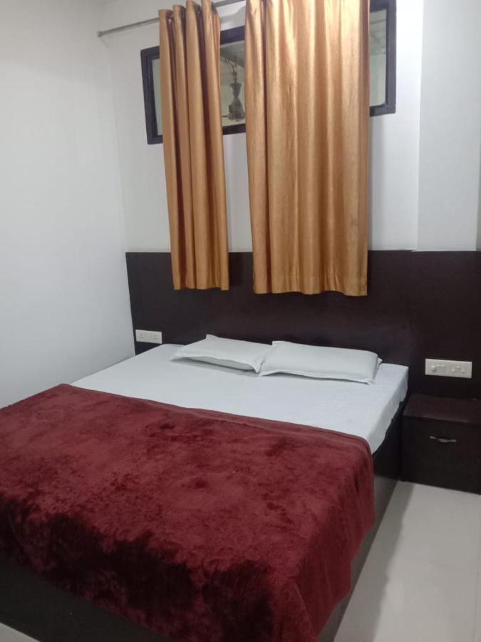 Supreme Guest House By Wb Inn Агра Екстер'єр фото