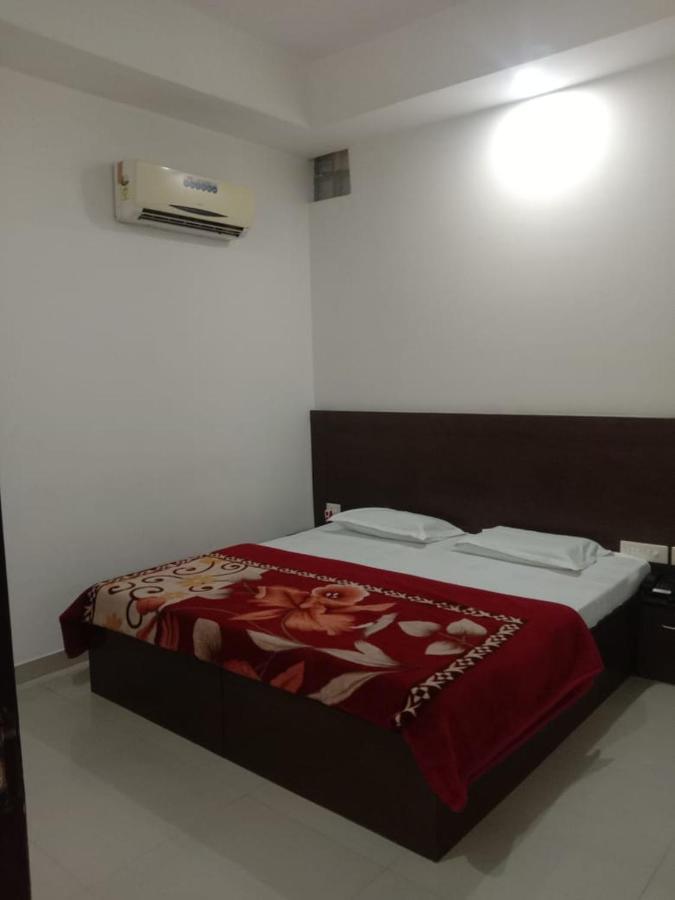 Supreme Guest House By Wb Inn Агра Екстер'єр фото