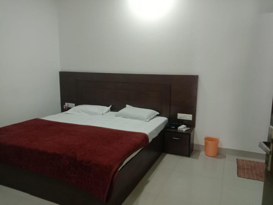 Supreme Guest House By Wb Inn Агра Екстер'єр фото