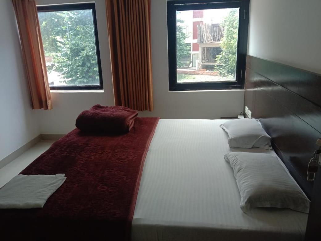 Supreme Guest House By Wb Inn Агра Екстер'єр фото