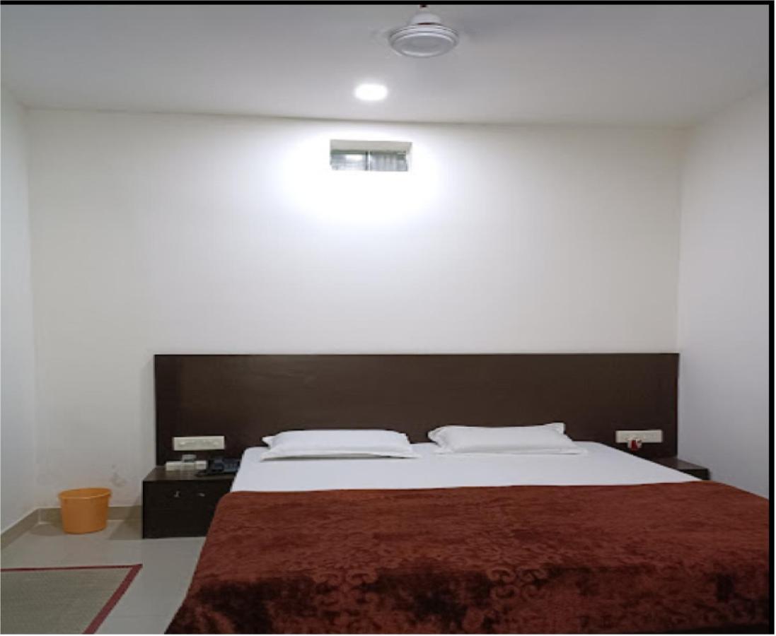 Supreme Guest House By Wb Inn Агра Екстер'єр фото