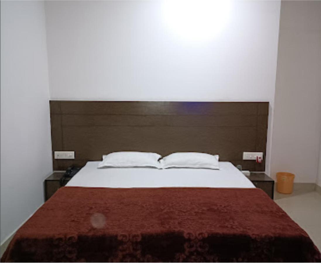 Supreme Guest House By Wb Inn Агра Екстер'єр фото