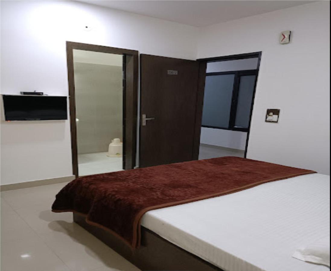 Supreme Guest House By Wb Inn Агра Екстер'єр фото