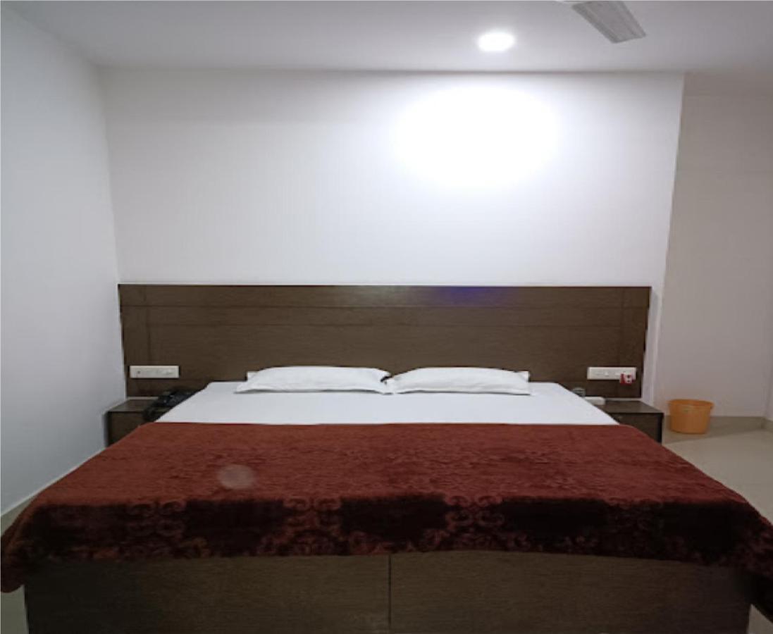 Supreme Guest House By Wb Inn Агра Екстер'єр фото