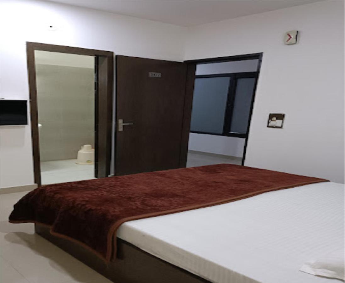 Supreme Guest House By Wb Inn Агра Екстер'єр фото